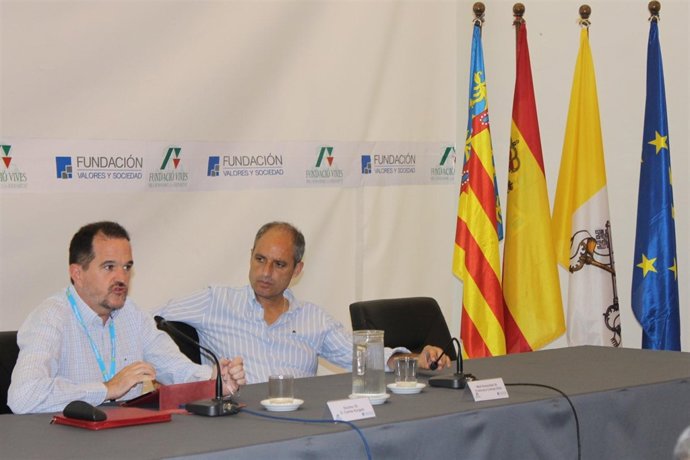 Carlos Iturgáiz (izquierda) y Francisco Camps (derecha)