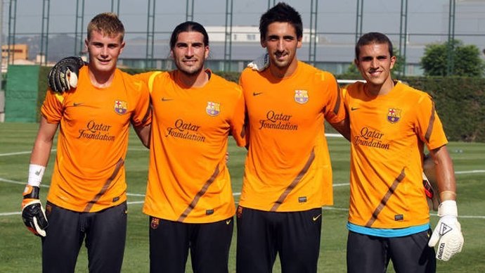 Pinto Junto A Los Tres Porteros Del Barça B