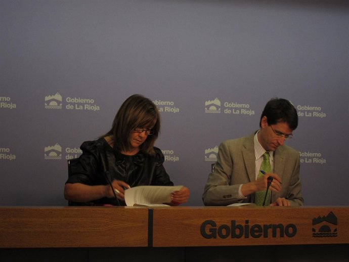 Gonzalo Capellán firmando un convenio con ASPACE Rioja 