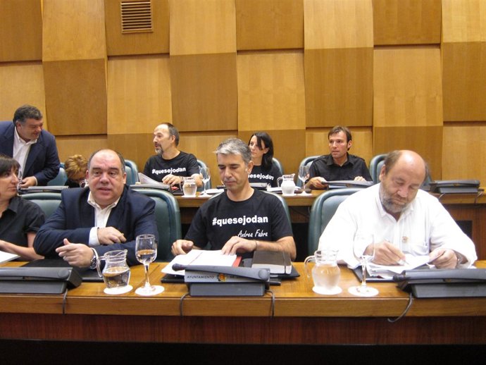 Concejales de CHA lucen camisetas en el pleno