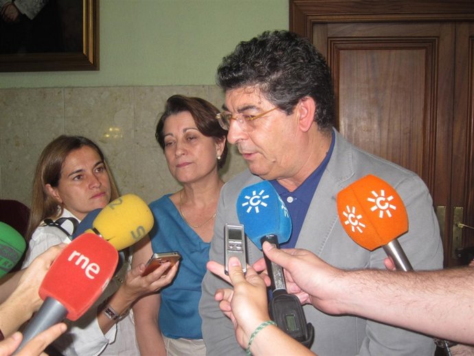 Diego Valderas Atiende A Los Medios En La Audiencia Provincial