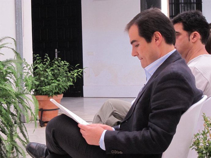 Nieto lee unos documentos