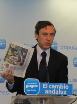 Rafael Hernándo (PP) con una foto de las 'mujeres del carbón'