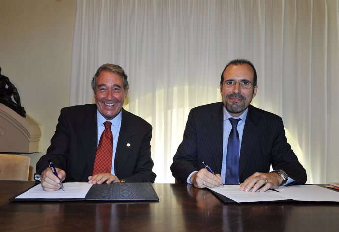 Miquel Torres y Josep Codorniu firman un convenio 