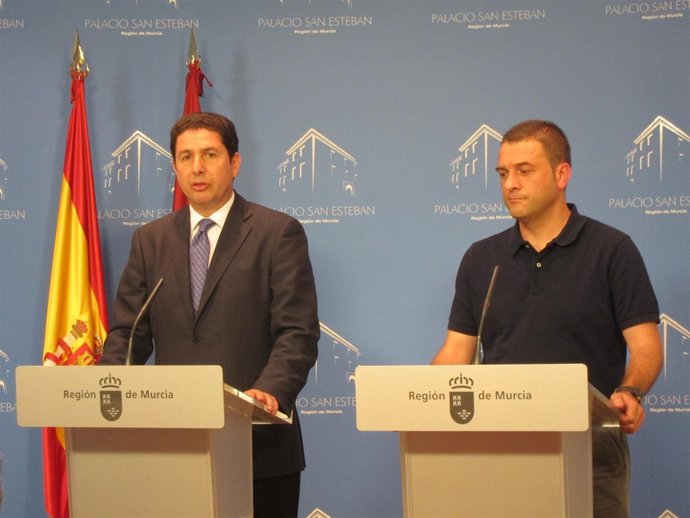 Consejero Sevilla (izq) y Juan Carlos Segura, representante de los damnificados