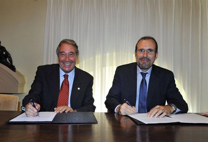 Miquel Torres y Josep Codorniu firman un convenio 