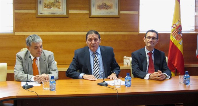 Sáez Aguado (Centro) Y Jefes De Servicio Explican Las Unidades De Gestión