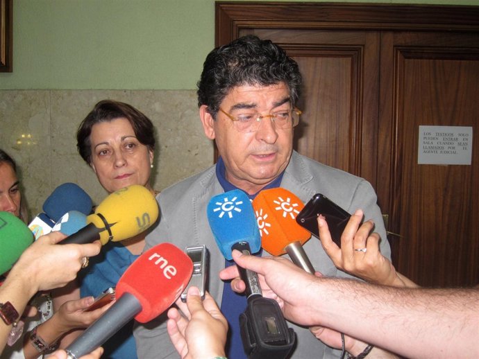 Diego Valderas Atiende A Los Medios