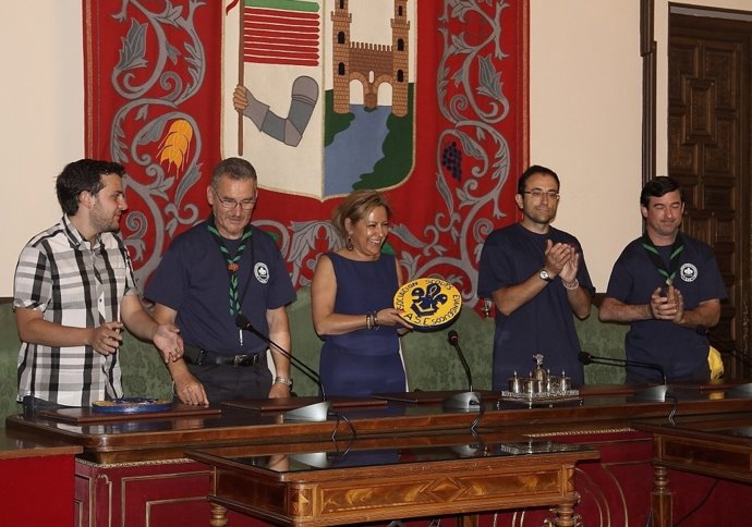 Rosa Valdeón posa con representantes de un grupo Scout
