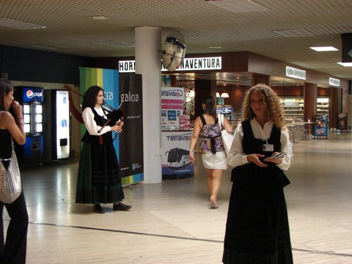 Mujer ofreciendo información sobre Galicia
