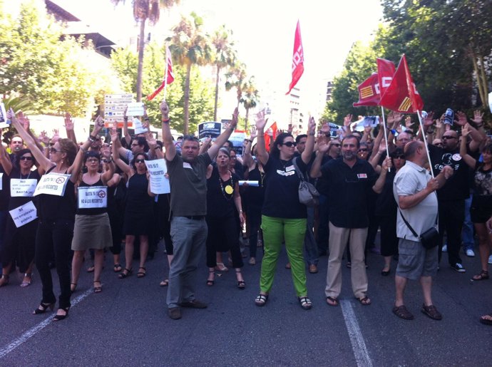 Funcionarios cortan la circulación en Avenida Alemania de forma espontánea