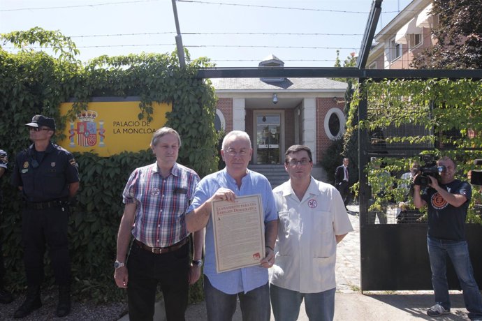 Cayo Lara protesta por los recortes ante Moncloa
