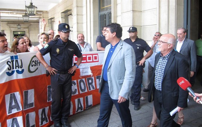 Protesta De Funcionarios Contra Valderas En La Puerta De La Audiencia Provincial