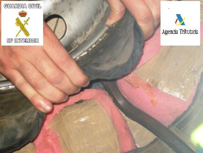 Droga localizada en una rueda de repuesto