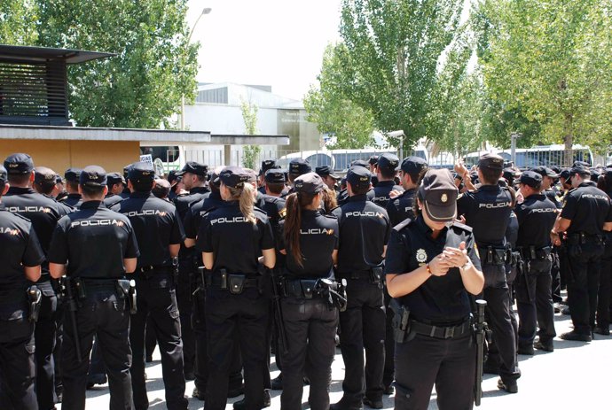 Los Nuevos Agentes De La Policía Nacional Dan La Espalda  A Las Autoridades
