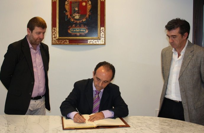 El consejero de Turismo y Comercio y el alcalde de Archidona