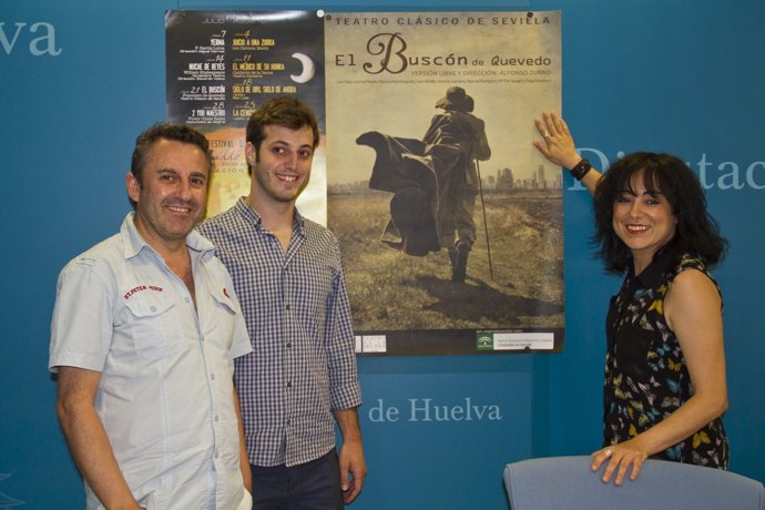 La diputada de Cultura, Elena Tobar, presenta la obra 'El Buscón'. 