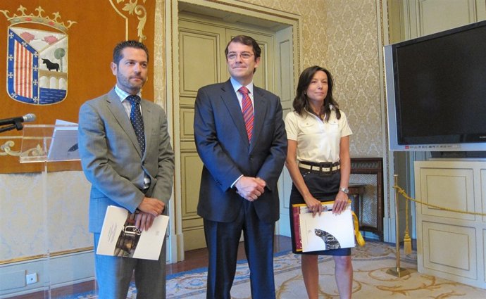Fernández Mañueco, en el centro, junto a Julio López y Carmen Ballesteros