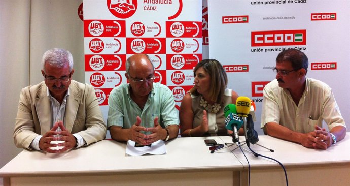 La secretaria provincial del PSOE de Cádiz, Irene García, con sindicatos