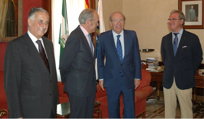 El secretario general de Infraestructuras de Fomento, y el alcalde de Huelva. 