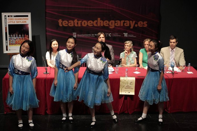 Coro Little Skylarak en la presentación en Málaga