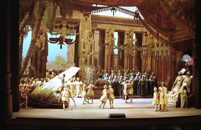 Aida' en el Liceu, con decorados de Mestres Cabanes
