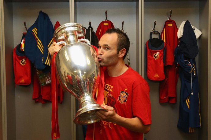 Iniesta Con El Trofeo De La Eurocopa