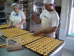 Los Trabajadores De 'La Tía Melitona' Preparan Pastas Artesanas