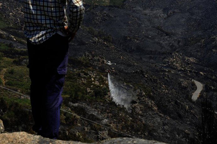 Incendio en Oímbra. Descarga de agua en el monte de Santa Ana. Ourense 21/07/201