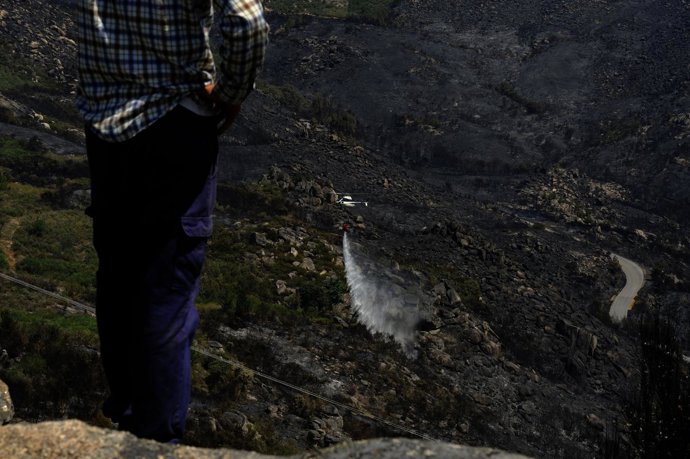 Incendio en Oímbra. Descarga de agua en el monte de Santa Ana. Ourense 21/07/201