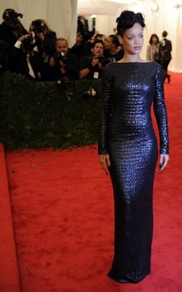 Rihanna posando en la alfombra roja en los Met