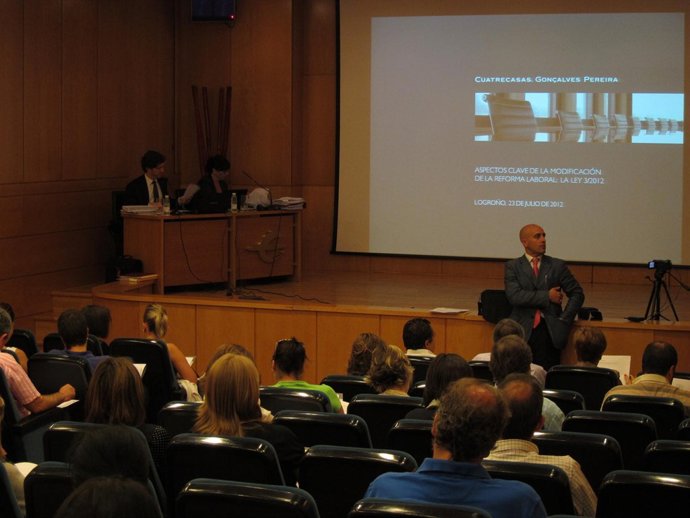 De la Cruz, durante la jornada con pymes y autónomos