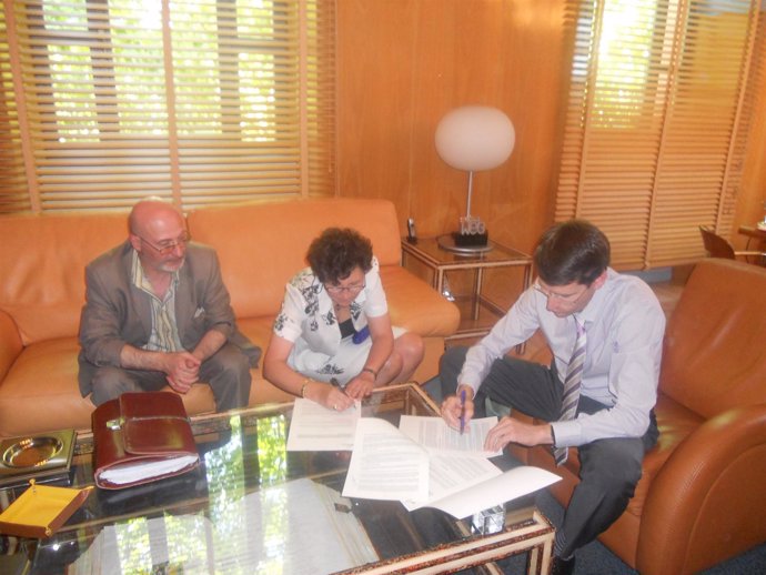 Momento de la firma del convenio