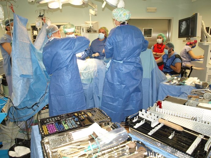 Cirujanos En Un Quirófano   