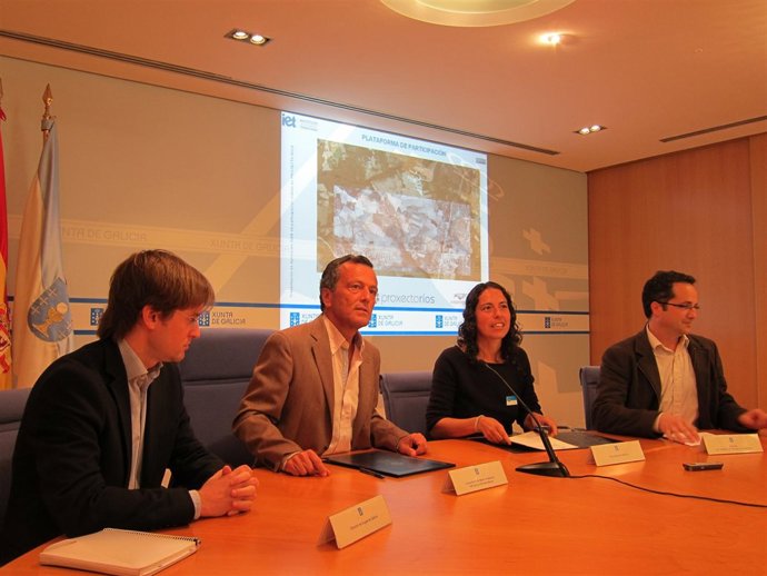 Asistentes al acto de firma de un convenio entre la Xunta y Adega