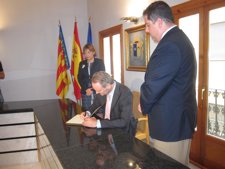 Fabra Firma En El Libro De Honor De Beniparrell, Junto A Bonig Y Al Alcalde