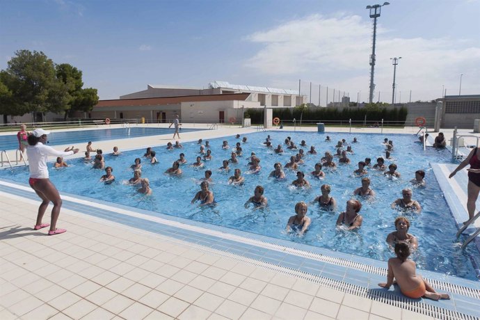 Personas Mayores Participan En Una Exhibición De Gimnasia Acuática En Zaragoza