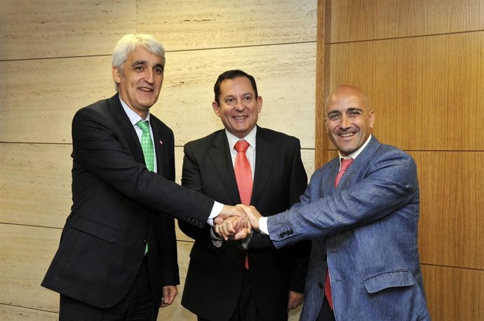 Erro, Arnáez y De la Cruz, tras firmar el convenio