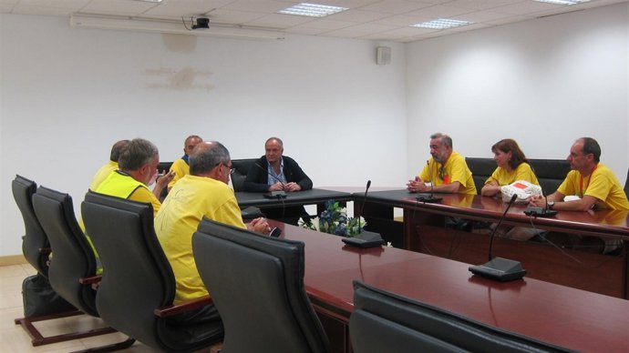 Reunión entre los afectados de los derribos y Javier Fernández