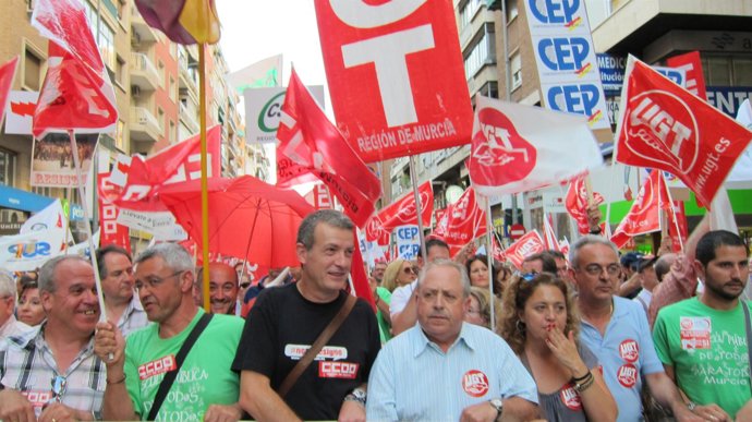 Manifestación convocada por UGT y CCOO contra recortes