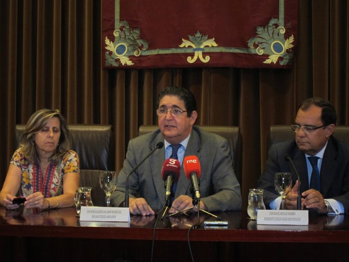 El decano de los abogados sevillanos en rueda de prensa