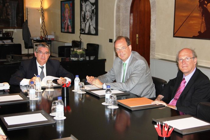 Vela Y Manuel Cabrera (Agencia Tributaria) Firman Protocolo Sobre Arrendamiento