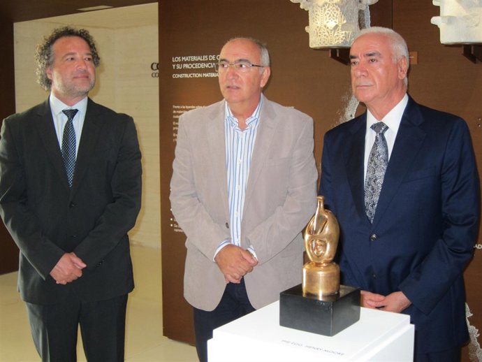 Alonso (dcha.) junto al galardón