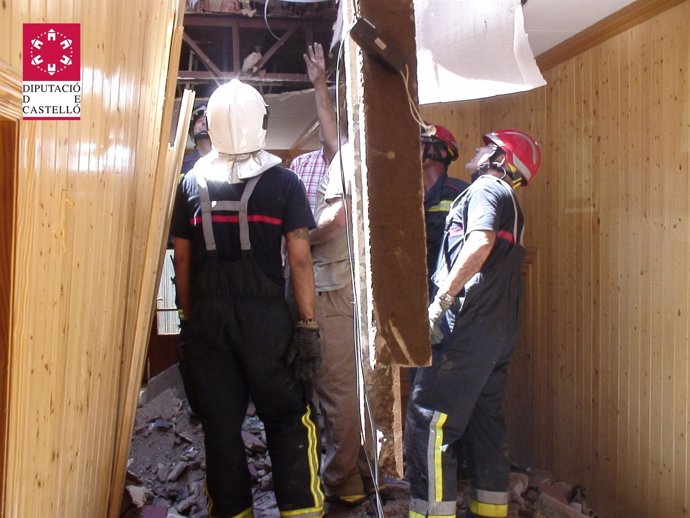 Bomberos En El Derrumbe De Una Casa En La Vall D'uixó.