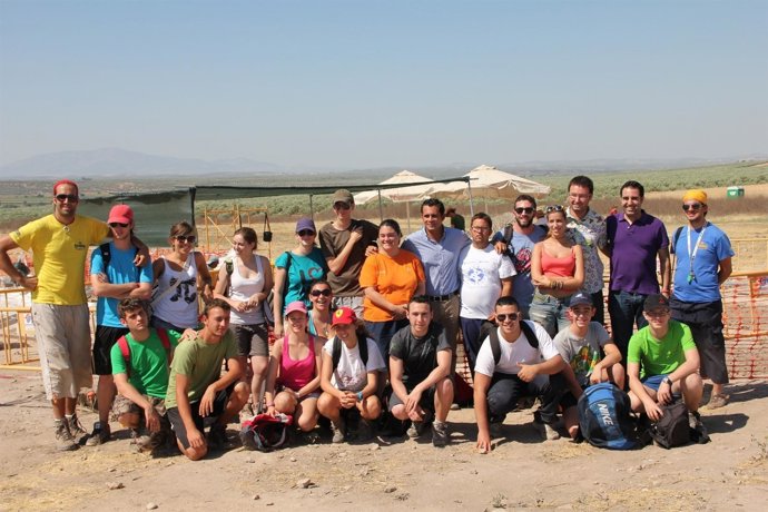 Jóvenes en el campo de trabajo de Cástulo