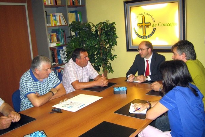 Rojo y Solar (segundo y tercero por la izquierda) durante la reunión.