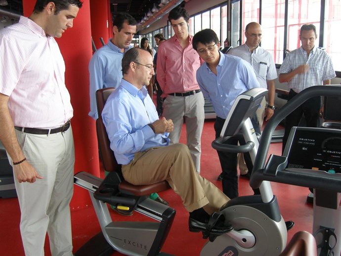 El alcalde de Almería en una bicicleta estática 