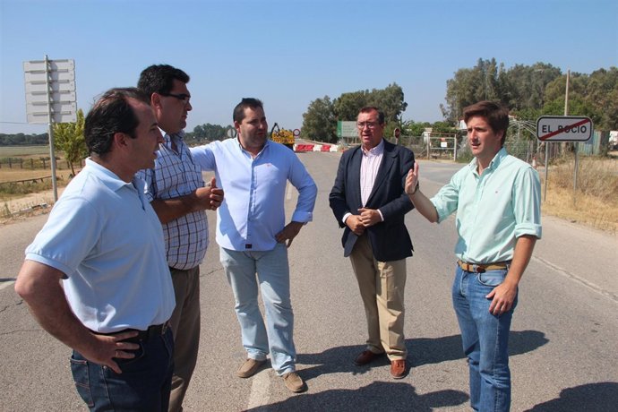 Guillermo García Longoria visita la carretera de El Rocío. 