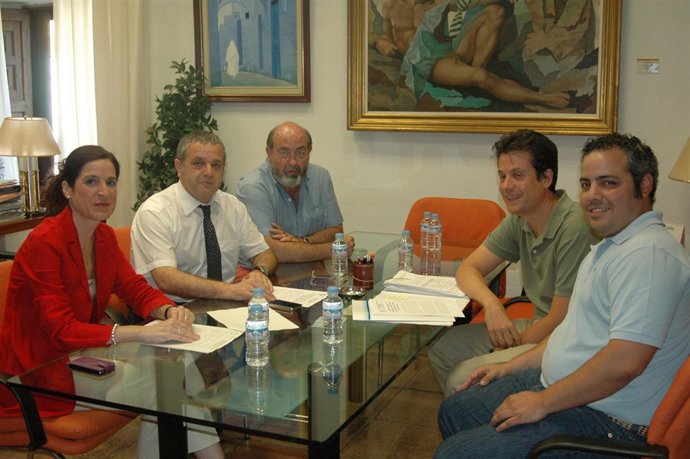 Pilar Gracia Y Salvador Fuentes Durante La Firma Del Acuerdo De Colaboración