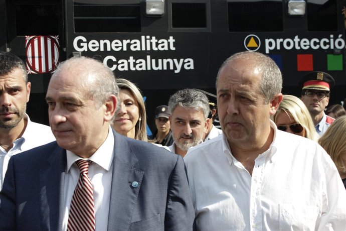 El Ministro J. Fernández Díaz Y El Conseller Felip Puig En La Zona Del Fuego